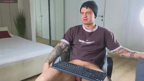 Snapshot of mike___magic chatting on December 14, 5:35 am Mike Magic online show from December 14, 5:35 am