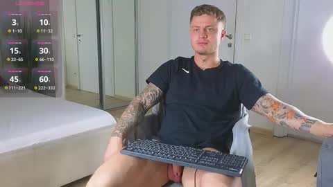 Snapshot of mike___magic chatting on December 17, 5:46 am Mike Magic online show from December 17, 5:46 am