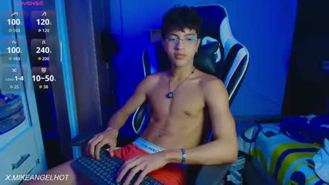 Snapshot of mike_pineapple chatting on June 25, 3:39 am Mike Pineapple online show from June 25, 3:39 am
