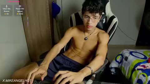 Snapshot of mike_pineapple chatting on July 2, 3:45 am Mike Pineapple online show from July 2, 3:45 am