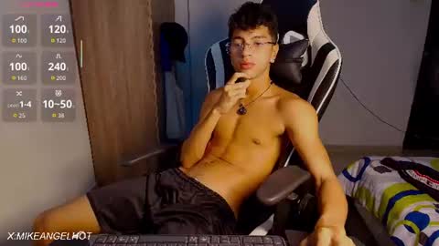 Snapshot of mike_pineapple chatting on July 9, 3:54 am Mike Pineapple online show from July 9, 3:54 am