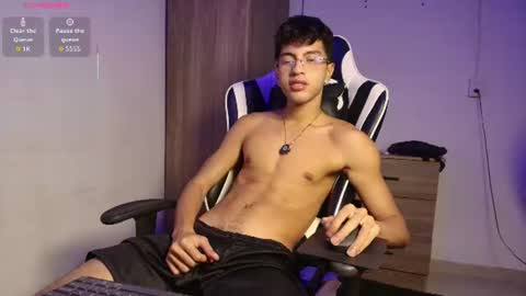 Snapshot of mike_pineapple chatting on July 14, 3:44 am Mike Pineapple online show from July 14, 3:44 am