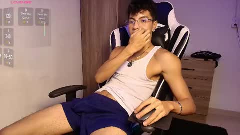 Snapshot of mike_pineapple chatting on July 16, 3:56 am Mike Pineapple online show from July 16, 3:56 am