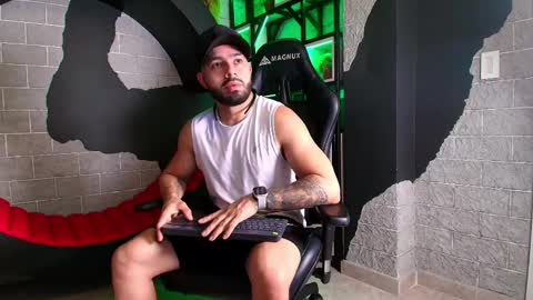 Snapshot of mikeblare chatting on January 8, 7:13 pm Mike Blare online show from January 8, 7:13 pm