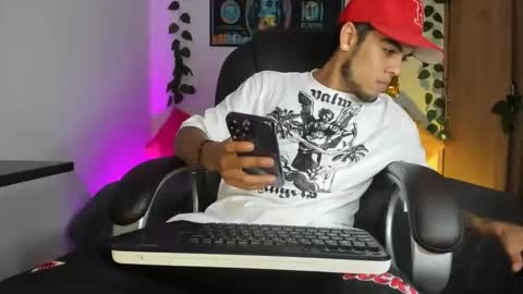 Snapshot of mikee_scooth chatting on December 3, 3:52 am mikee_scooth online show from December 3, 3:52 am