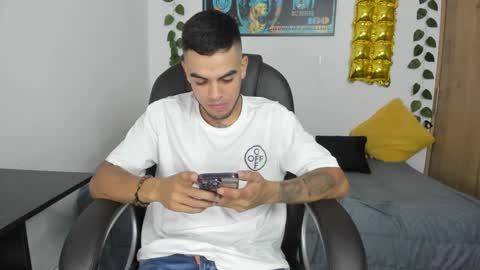 Snapshot of mikee_scooth chatting on December 5, 8:33 pm mikee_scooth online show from December 5, 8:33 pm