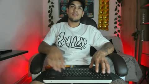 Snapshot of mikee_scooth chatting on January 8, 7:45 pm mikee_scooth online show from January 8, 7:45 pm