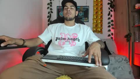 Snapshot of mikee_scooth chatting on January 12, 7:10 pm mikee_scooth online show from January 12, 7:10 pm