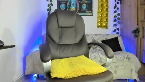 Snapshot of mikee_scooth chatting on January 20, 2:32 am mikee_scooth online show from January 20, 2:32 am