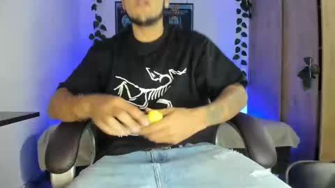 Snapshot of mikee_scooth chatting on March 7, 8:34 am mikee_scooth online show from March 7, 8:34 am