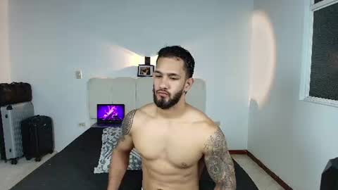 Snapshot of mikethomson01 chatting on July 27, 1:23 am Mike online show from July 27, 1:23 am