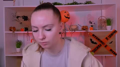 Snapshot of mila_glow chatting on November 3, 5:42 am mila_glow online show from November 3, 5:42 am