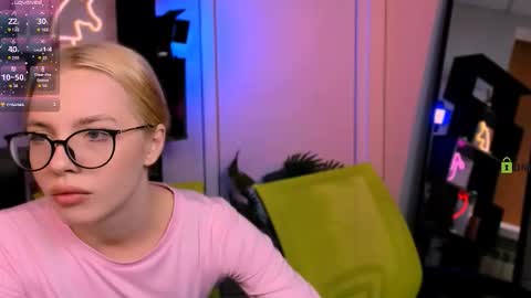 Snapshot of mila_glow chatting on November 23, 9:20 am mila_glow online show from November 23, 9:20 am