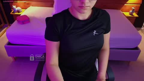 Snapshot of mila_kiitty chatting on April 21, 11:27 am Milena online show from April 21, 11:27 am