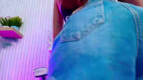 Snapshot of mila_mickey chatting on July 24, 12:47 pm online show from July 24, 12:47 pm