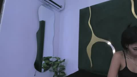 Snapshot of mila_petiteasm chatting on July 1, 12:18 pm mila_petiteasm online show from July 1, 12:18 pm