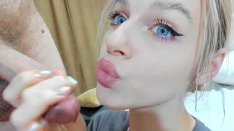 Snapshot of mila_polly_and_forester chatting on December 29, 1:34 am Julia and Edson online show from December 29, 1:34 am