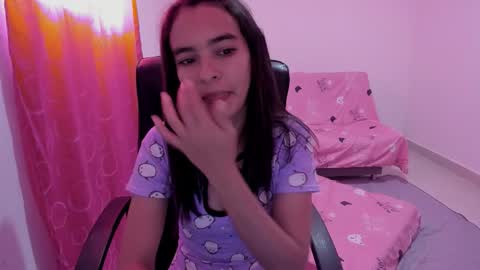 Snapshot of mila_rouge06 chatting on February 20, 1:55 pm Mila online show from February 20, 1:55 pm