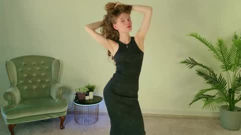 Snapshot of mila_stain chatting on May 19, 7:26 am Mila online show from May 19, 7:26 am