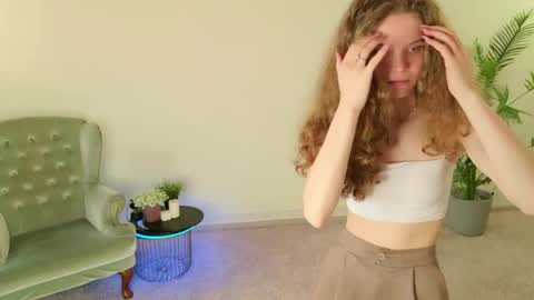 Snapshot of mila_stain chatting on May 22, 7:48 am Mila online show from May 22, 7:48 am