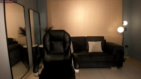 Snapshot of milacoleman chatting on November 5, 2:00 am Mila online show from November 5, 2:00 am