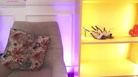 milacrave online show from February 10, 11:36 am