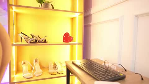 milacrave online show from February 14, 11:40 am