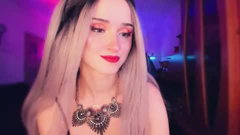 Snapshot of miladyjolie chatting on November 11, 5:46 pm MiladyJolie online show from November 11, 5:46 pm