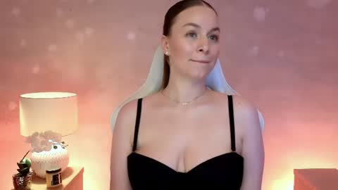 Mila Fleur online show from August 3, 3:05 pm