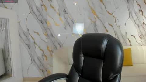 Snapshot of milalawrence_ chatting on June 15, 7:16 pm Mila online show from June 15, 7:16 pm