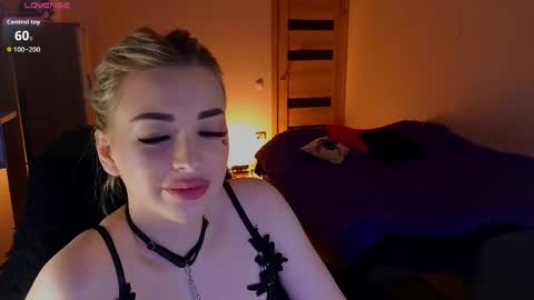 Snapshot of milanafox_ chatting on May 9, 8:03 pm Lana online show from May 9, 8:03 pm