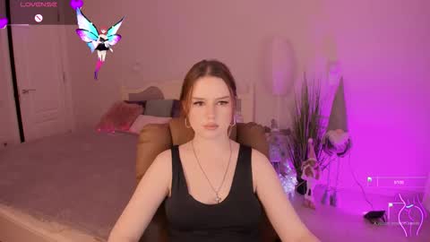 Snapshot of milanamoons chatting on December 5, 10:02 am milanamoons online show from December 5, 10:02 am