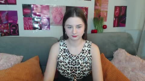 Snapshot of milanaroz chatting on May 3, 5:13 am milanaroz online show from May 3, 5:13 am