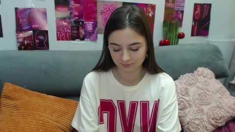 Snapshot of milanaroz chatting on May 22, 5:03 am milanaroz online show from May 22, 5:03 am