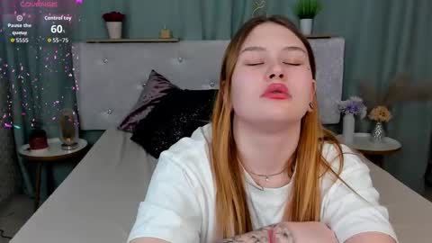 Snapshot of milanaxhoney chatting on February 28, 2:01 am milanaxhoney online show from February 28, 2:01 am