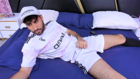 Snapshot of milanzaire chatting on November 5, 2:00 am milanzaire online show from November 5, 2:00 am