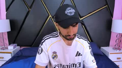 Snapshot of milanzaire chatting on November 15, 1:25 am milanzaire online show from November 15, 1:25 am