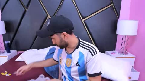 Snapshot of milanzaire chatting on November 16, 8:36 pm milanzaire online show from November 16, 8:36 pm