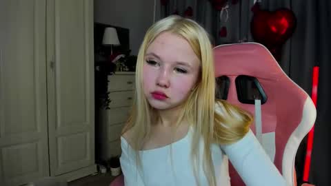 Mia online show from February 14, 4:42 am