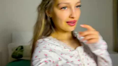 Snapshot of mileyy_cute chatting on February 26, 10:53 pm mileyy_cute online show from February 26, 10:53 pm