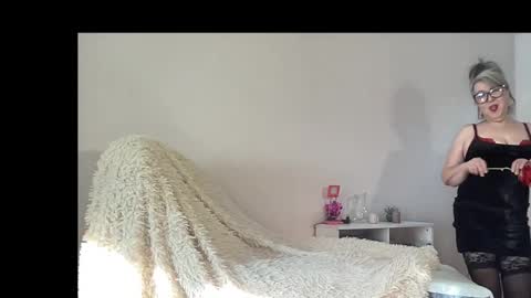 Snapshot of milf_charlotty chatting on February 14, 2:52 am Charlotte online show from February 14, 2:52 am