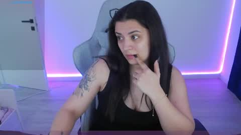 Snapshot of milf_isa chatting on April 6, 8:59 am Isabelle online show from April 6, 8:59 am