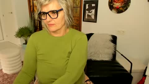 MilfElla online show from March 5, 1:39 pm