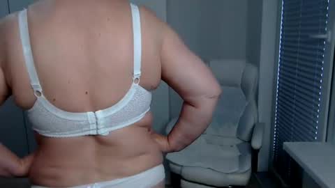 Snapshot of milfscarlette chatting on July 3, 6:20 am MilfScarlette online show from July 3, 6:20 am