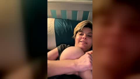 Snapshot of milfy1900s chatting on June 7, 3:32 am milfy1900s online show from June 7, 3:32 am
