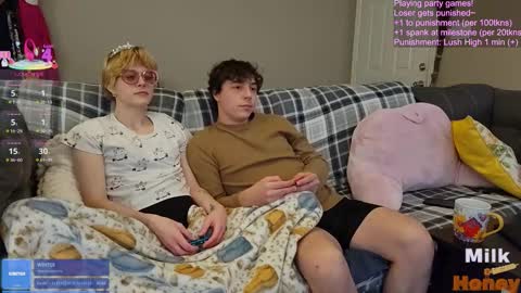 Snapshot of milkandhoneycams chatting on December 14, 9:08 pm MilkandHoney online show from December 14, 9:08 pm