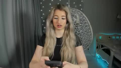 Snapshot of milky_waybaby chatting on October 18, 9:32 am Vivian online show from October 18, 9:32 am