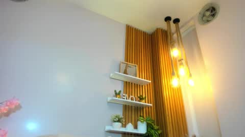 Snapshot of milkybaby_ chatting on December 3, 5:33 pm Sofia online show from December 3, 5:33 pm