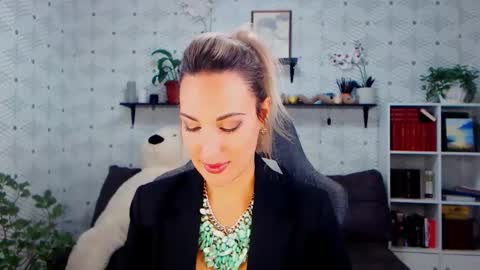 Snapshot of millaxqueen chatting on October 25, 3:18 pm MillaXQueen online show from October 25, 3:18 pm