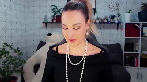 MillaXQueen online show from January 19, 4:00 pm